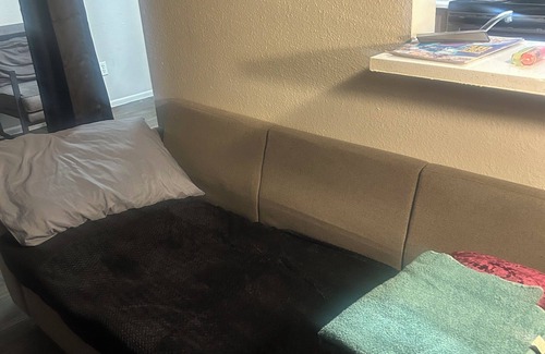 Alhambra Apartment | Cozy 4 bed hostel for individuals or a private room