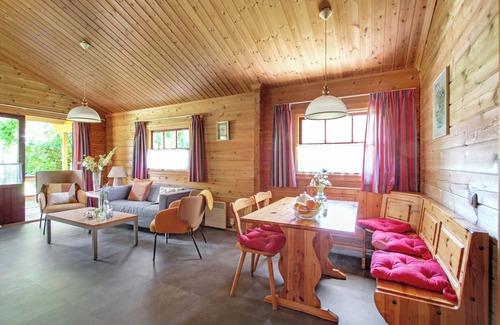 Gramsbergen House | Cozy 4-person bungalow with veranda and central location at park ’t Hooge Holt, near the pool, playground and charming Gramsbergen.