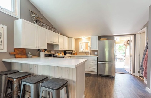 Victoria Road Cottage | Cozy 4 Season Cottage by Balsam Lake