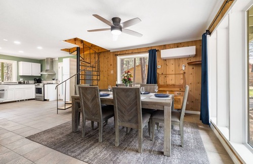 Bend Cabin | Cozy 4BDR Cabin in Bend- Sleeps 9!