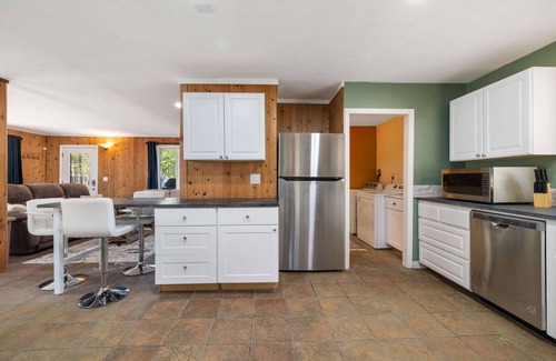 Bend Cabin | Cozy 4BDR Cabin in Bend- Sleeps 9!