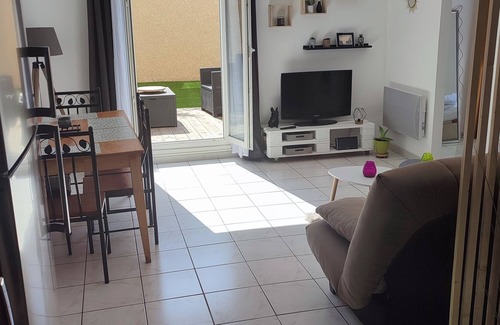 Saint-Hippolyte Apartment | Cozy 55m2 T3 apartment with 50m2 courtyard
