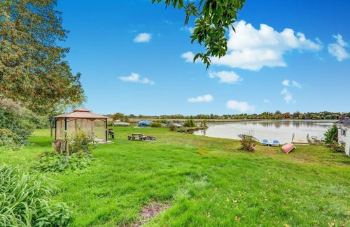 Kirkfield Cottage | cozy 5br waterfront cottage kirfield,hotub