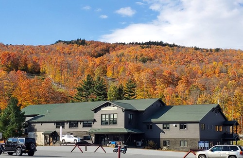 North Creek House | Cozy Adirondack Retreat sleeps 5, 3 miles to Gore skiing, hiking, rafting