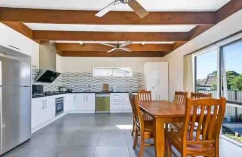Keysborough House | Cozy and cheerful 4 bedroom house close to shopping and park