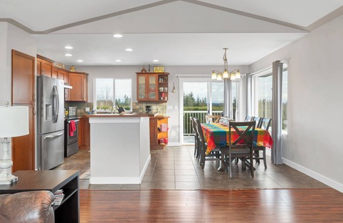 Campbell River House | Cozy and Clean Star’s Chateau