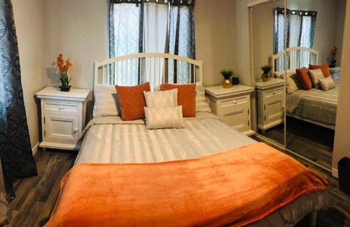 Downtown Los Angeles House | Cozy and Comfy Rooms Near SOFI Stadium, DTLA, USC, LAX, HOLLYWOOD, BEACHES Shared Home