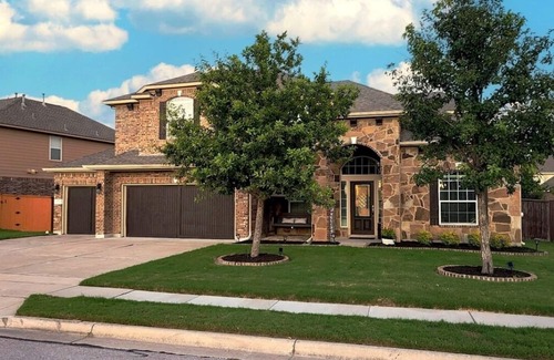 Pflugerville House | Cozy and Fun Luxury Family Home - 5 mins to City or Countryside
