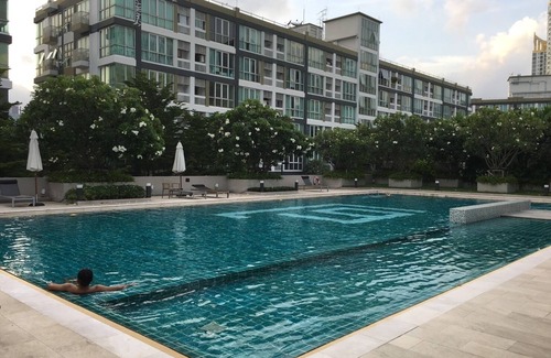 Rama 9 Apartment | Cozy and minimal big studio room with 2 sides of full glass wall