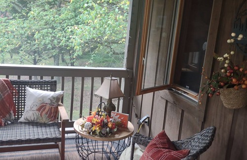 Peaks Cabin | Cozy and quaint, this 1-bedroom cabin w/loft is a gem.