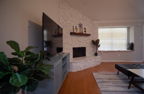 Clodine House | Cozy and Spacious 3 Bedroom Home in Sugarland