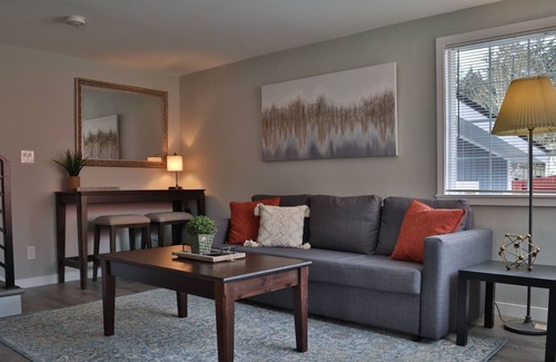 Shoreline House | Cozy and Stylish - 2BR Hideaway w/ EV Charging