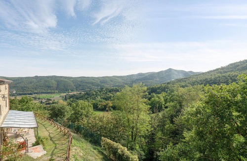 Castel Focognano Apartment | Cozy apartment in Castel Focognano -AR-