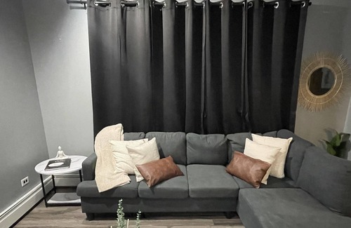 Berwyn Apartment | Cozy Apartment close to Downtown w/ Parking