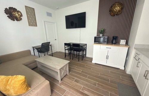 Homestead Apartment | Cozy Apartment/Efficiency in tranquil Homestead with AC, WiFi, private entrance