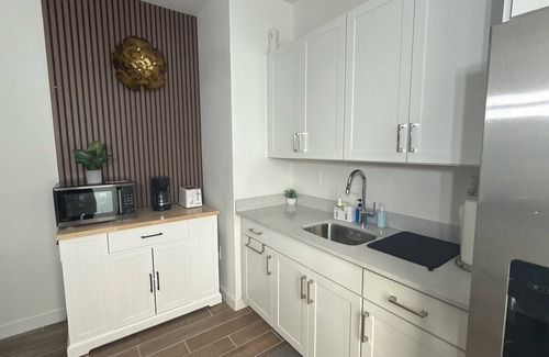 Homestead Apartment | Cozy Apartment/Efficiency in tranquil Homestead with AC, WiFi, private entrance