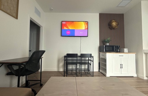 Homestead Apartment | Cozy Apartment/Efficiency in tranquil Homestead with AC, WiFi, private entrance