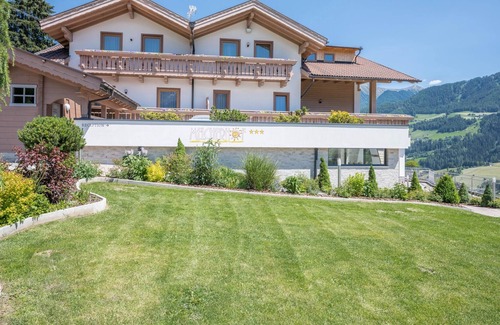 Racines Apartment | Cozy Apartment Maiglöckchen with Mountain View, Wi-Fi, Sauna, Terrace & Balcony; Parking Available