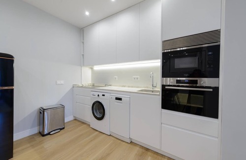 Palos de la Frontera Apartment | Cozy Apartment Near Atocha Station and Reina Sofía Museum