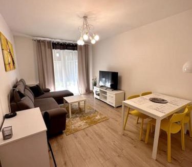 Fabryczna Apartment | Cozy apartment near Magnolia - Private Parking