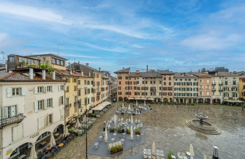 Udine Apartment | Cozy apartment of 55 sqm, able to accommodate up to 3 people, located on the third floor of a building without elevator. The location is great! In the center of Udine, overlooking Piazza Giacomo Matteotti; a few steps from the main points of interest, su