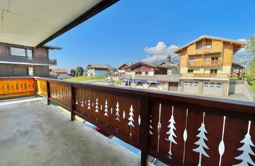 Crest-Voland Apartment | Cozy apartment, ski-in ski-out, balcony, parking