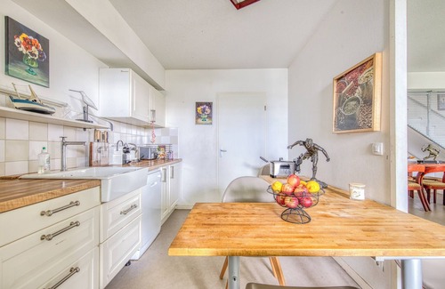Begles Apartment | Cozy Apartment with Covered Terrace and Free Parking in Bègles