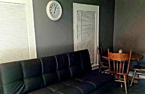 Lansing Apartment | Cozy Apt downtown Lansing next to Lugnuts Stadium
