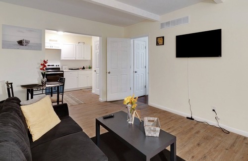 CUF Apartment | Cozy APT near UC, Hospital and Zoo! Amazing Location! by RedAwning