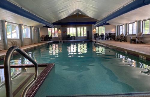 Bartlett Apartment | Cozy Attitash Getaway-Hotel Room-Pool-Hot Tub