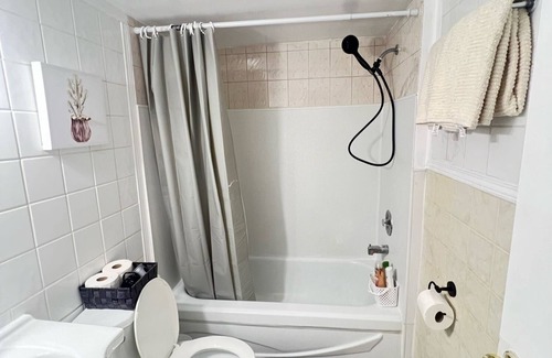 Rexdale Apartment | Cozy Bachelor apartment| 2mins to major retail store