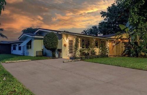 Poinsettia Heights House | Cozy Beach House 7 min to beach & Las Olas restaurants and shops!