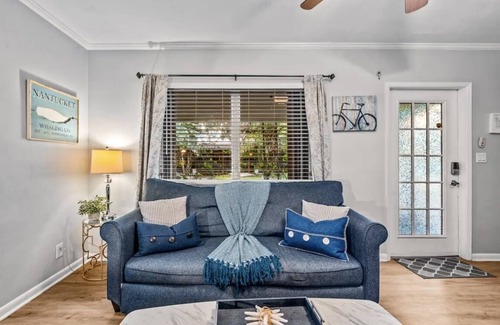 Poinsettia Heights House | Cozy Beach House 7 min to beach & Las Olas restaurants and shops!