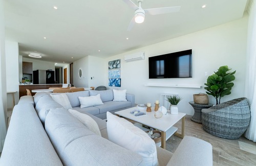 Miramar Apartment | Cozy beachfront apartment with ocean views, pool and balcony