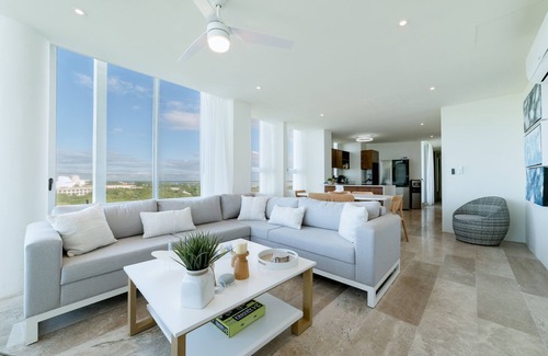 Miramar Apartment | Cozy beachfront apartment with ocean views, pool and balcony