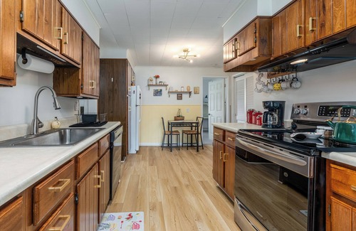 Mount Vernon House | Cozy Bee Hive Cheerful Stay Near Town