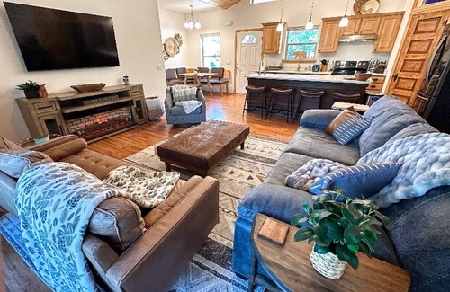 Sierra Pines Cabin | Cozy Blue Cabin in the Pines