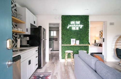 Melrose Condo | Cozy Bohemian Condo with Pool by Barclé