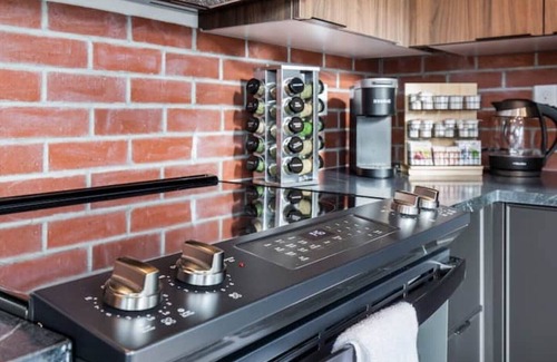 Minor House | Cozy Brand New 2B2B Space Needle View Pet Friendly
