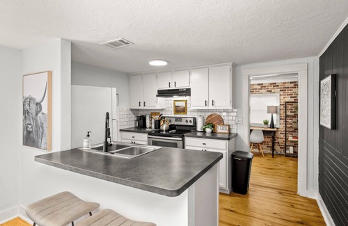 Tomball House | Cozy bungalow in charming Old Town Tomball