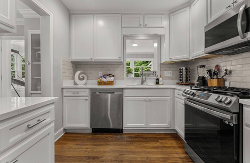 University District House | Cozy Bungalow in Highland Park