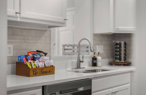 University District House | Cozy Bungalow in Highland Park