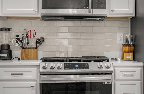 University District House | Cozy Bungalow in Highland Park
