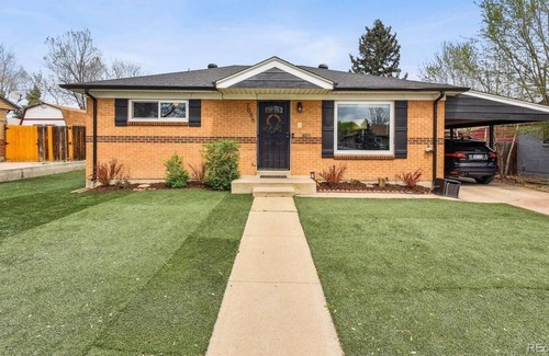 Twin Lakes House | Cozy Bungalow in Perfect Location