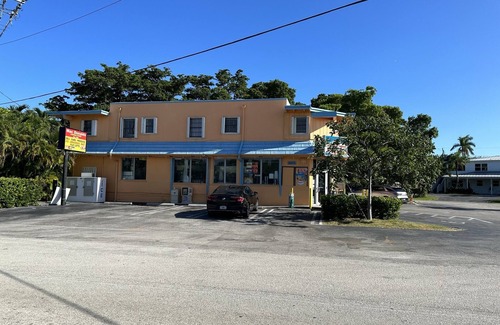 Hillsboro Beach Apartment | Cozy Bungalow with Private Beach Access