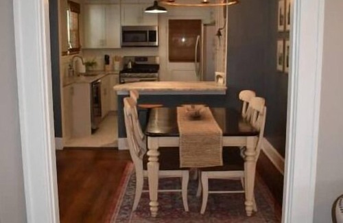 Ludlow House | Cozy bungalow with chef's kitchen near Cincinnati