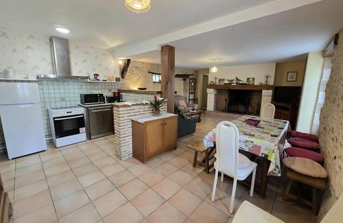 Saint-Crepin-d'Auberoche Cottage | Cozy Countryside Home Near Périgueux with Garden, BBQ, and Family Amenities