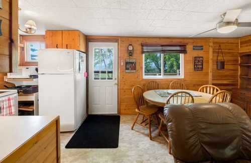 Armour House | Cozy Canoe Cottage Escape