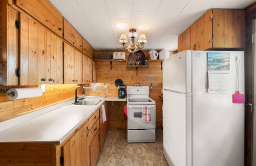 Armour House | Cozy Canoe Cottage Escape