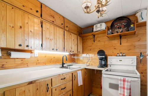 Armour House | Cozy Canoe Cottage Escape
